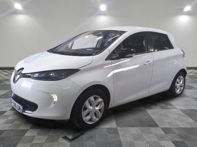 la photo d'une voiture blanche garée dans un garage