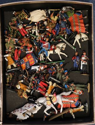 une boîte remplie de figurines représentant des soldats et des chevaux
