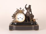une statue de femme tenant une horloge sur une table