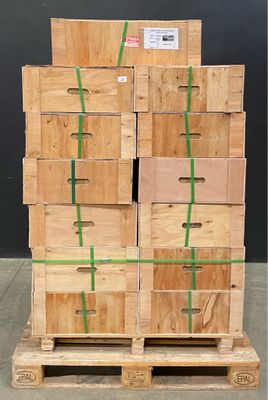 de nombreuses caisses en bois empilées sur une palette