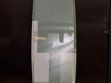 une planche de surf avec une étiquette, posée sur une table