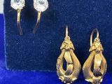 trois bijoux posés sur une boîte bleue