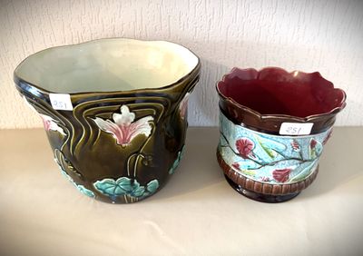 deux vases posés sur une table