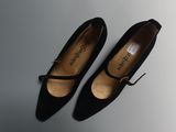 une paire de chaussures noires posée sur une surface blanche