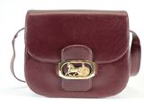 porte-monnaie en cuir bordeaux avec boucle en forme de cheval et finitions en laiton