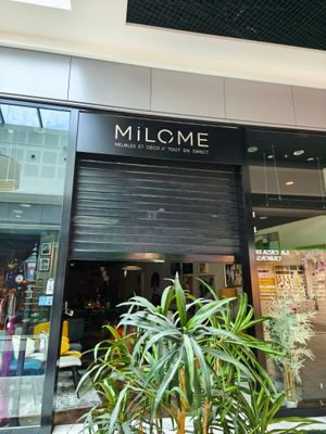 une devanture de magasin avec une plante devant