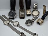 un grand nombre de montres posées sur une table