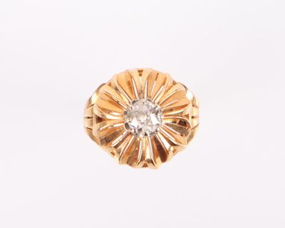 une image d'une bague en or avec un diamant au centre