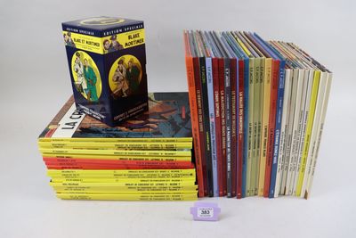 plusieurs livres empilés sur une table