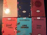 six livres sont posés sur une table devant un clavier