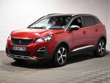 Le SUV rouge est garé dans un garage dont le sol est en damier.