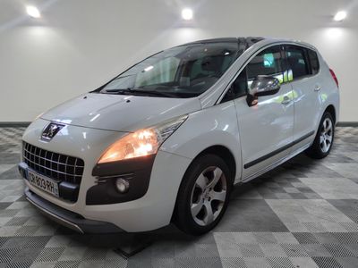 la photo d'une voiture blanche garée dans une salle d'exposition