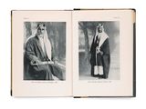 un livre ouvert avec deux photos d'hommes en costume traditionnel