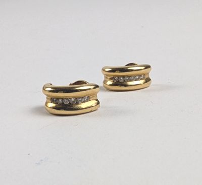 deux paires de boucles d'oreilles en or et diamants sur fond blanc