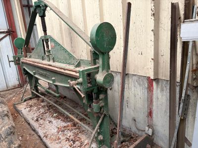 a machine that is sitting on the side of a building