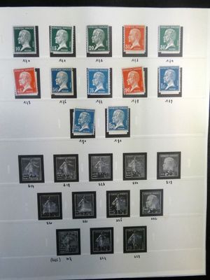 une photo d'une image encadrée représentant un ensemble de timbres