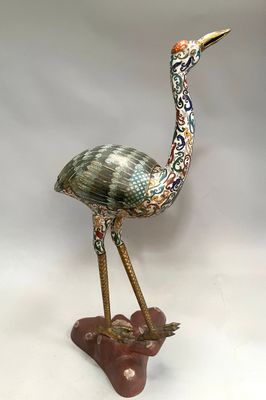 une statue représentant un oiseau perché sur un rocher