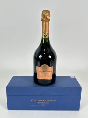 une bouteille de champagne posée sur une boîte bleue