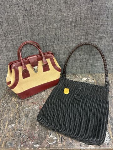 GR - Sac porté épaule noir et brides en cuir tressé. Joint un pet...