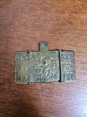 une image représentant une croix posée sur une table en bois, avec une croix au centre