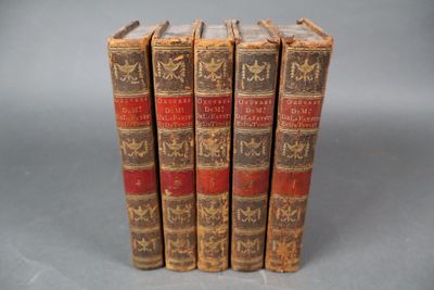 trois vieux livres sont empilés sur une table