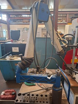 une machine posée sur une table dans une pièce