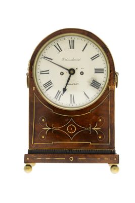 une horloge en bois avec des chiffres romains sur le cadran