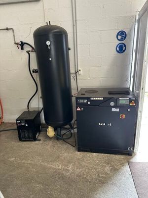 un chauffe-eau dans un garage, à côté d'un réfrigérateur