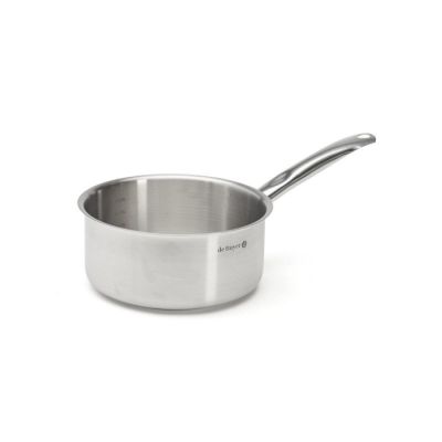 une casserole en acier inoxydable avec une poignée, sur fond blanc