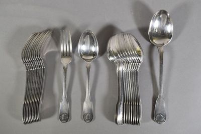 cinq cuillères en argent et deux cuillères en argent sur une table
