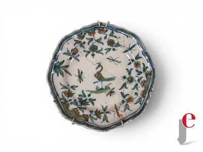 une assiette blanche ornée d'un motif représentant un oiseau