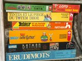 une pile de jeux de société empilés les uns sur les autres