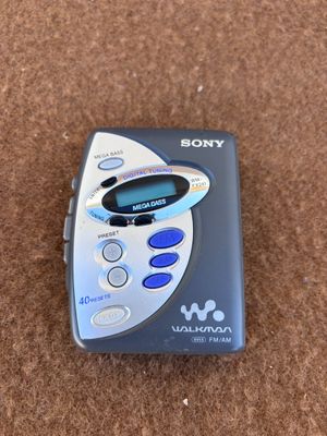 un talkie-walkie Sony posé par terre
