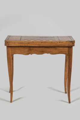 une petite table en bois recouverte d'un plateau en carrelage