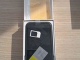 une boîte avec un téléphone à l'intérieur sur une table