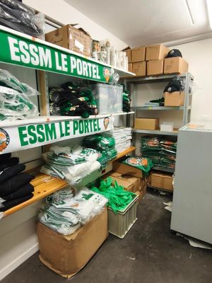 une pièce avec beaucoup d'objets sur les étagères