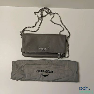 un sac à main et un parapluie posés sur une table