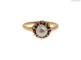 Gros plan sur une bague contenant une perle