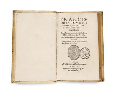 un livre ouvert sur lequel figure l'image d'une pièce de monnaie