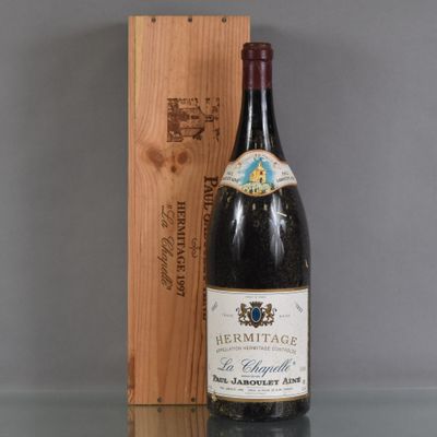 l'image d'une bouteille de vin posée à côté d'une caisse en bois