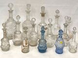 un grand nombre de bouteilles en verre posées sur une table