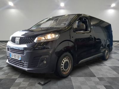 une photo d'une camionnette noire sur un sol à damier
