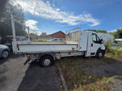 un camion blanc garé sur le bord de la route