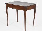 une vieille table en bois avec un plateau en marbre sur fond blanc