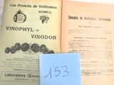 un livre sur lequel est collée une étiquette, posé à côté d'une feuille de papier