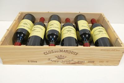 six bouteilles de vin dans un coffret en bois sur une table