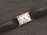 gros plan d'une montre-bracelet avec des chiffres romains