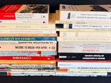 plusieurs livres empilés sur une table