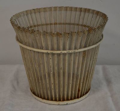 un panier posé sur une table blanche