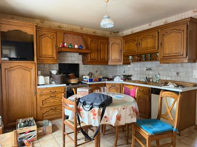 une cuisine avec une table et des chaises